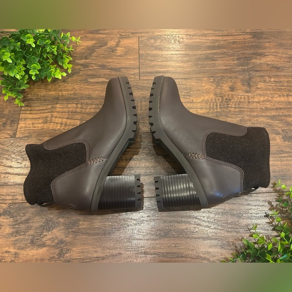 UGG Australia ๐ Womenโs Amathea Dark Brown Leather Chunky Heeled Boots Sz 8 - Picture 3 of 9